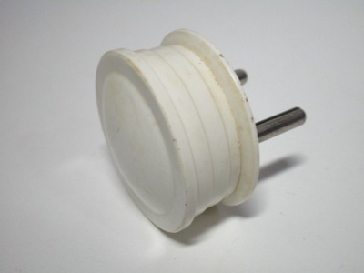 Rear of the plug. A small indentation is preent on the sides to make it easier to grip it.